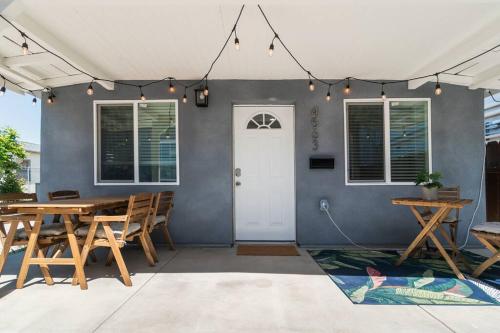 patio ze stołem, krzesłami i białymi drzwiami w obiekcie Urban Oasis: San Diego Bungalow Escape w mieście San Diego