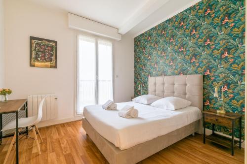 a bedroom with a large bed with a floral wallpaper at 56-chabot-charny in Dijon
