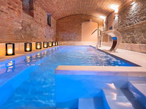 uma piscina com escorrega num edifício em Palacio Gran Vía, a Royal Hideaway Hotel em Granada