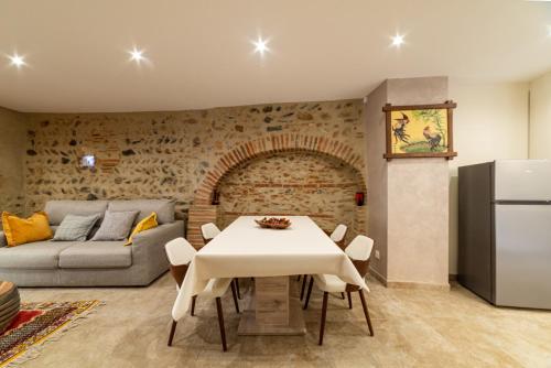 un salon avec une table blanche et un canapé dans l'établissement Plaisir des pierres, à Rivesaltes