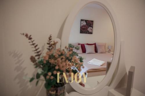 a bedroom with a bed and a mirror at Enjoy Flat by TonsdeVerde in Braga