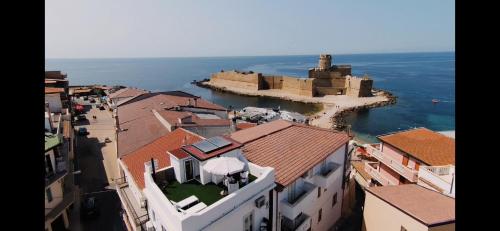 una vista aérea de una ciudad con un castillo en B&B Il Vico del Greco, en Le Castella