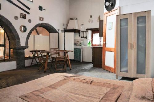 Una cocina y un comedor con mesa y sillas. en Wine House 1850, en Puntalazzo