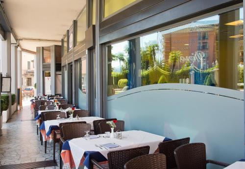 A restaurant or other place to eat at Hotel Residence Dei Fiori