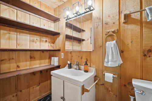 y baño con lavabo y aseo. en Wilmington Vacation Rental Near Hiking and Skiing!, en Wilmington