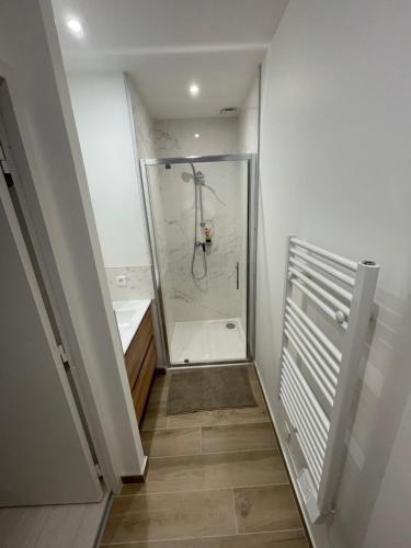 y baño con ducha a ras de suelo y cabina de ducha acristalada. en chambre etage fonctionnelle et independante, en Saucats