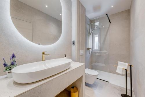 bagno con lavandino bianco e specchio di Beach Residence Parat a Kaštela (Castelli)