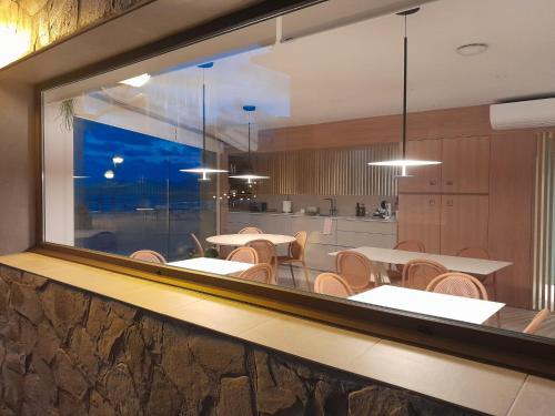 扎魯亞斯的住宿－Kein Hostel，一间带桌椅的用餐室和大窗户