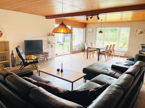 een woonkamer met een bank en een tafel bij Scandinavian House Hotel- Holbøl, Kruså in Kruså