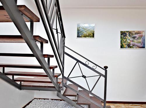 Una escalera en una casa con dos cuadros en la pared en “villa Francesco”, en Nizza Monferrato