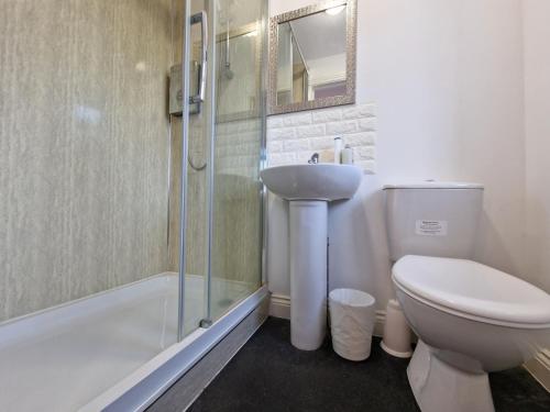 a bathroom with a toilet and a sink and a shower at Nice Living Serviced Accommodations 8 (Entire 2 Ensuite Bedroom House) in Coventry