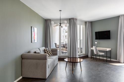 - un salon avec un canapé et une table dans l'établissement numa I Boxer Rooms and Apartments, à Berlin