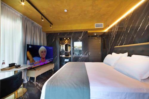 a bedroom with a bed and a desk with a computer at Boutique Hotel Sirmione in Sirmione