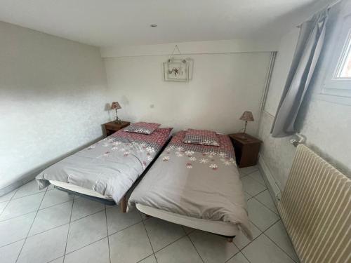 1 dormitorio con 2 camas individuales y ventana en Gîte Anould, 3 pièces, 4 personnes - FR-1-589-75, en Anould