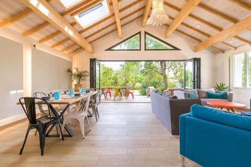 un salon avec une table et un canapé bleu dans l'établissement Le Chateaubriand, à Dijon