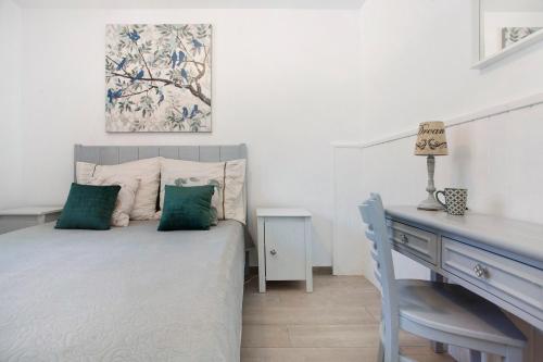a bedroom with a bed and a desk with a lamp at Piso Relax - Carpe Mundi in Corralejo