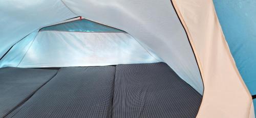 um close-up do interior de uma tenda em Olive Camping em Himare