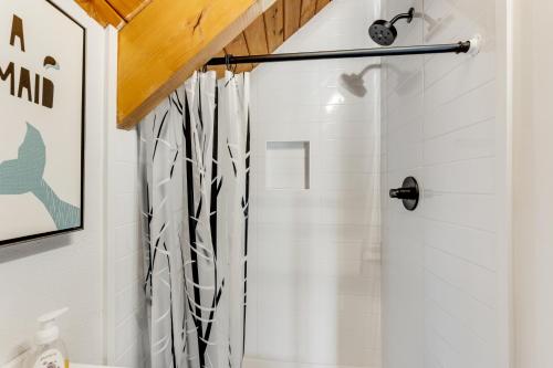 ein Bad mit Dusche und Duschvorhang in der Unterkunft Escape on the River in Cathlamet