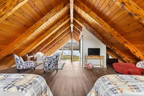 Schlafzimmer im Dachgeschoss mit 2 Betten und einem TV in der Unterkunft Escape on the River in Cathlamet