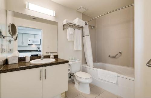 La salle de bains est pourvue de toilettes, d'un lavabo et d'une baignoire. dans l'établissement Spectacular Views in Bayfront Coconut Grove, à Miami