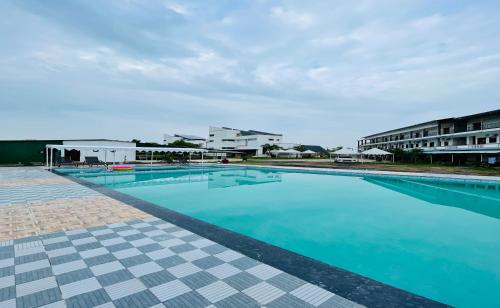 KevadiaVasant Vihar Resort的一个大型蓝色游泳池,其建筑背景为: