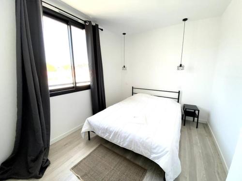 A bed or beds in a room at Loft moderne avec terrasse en hyper centre-ville