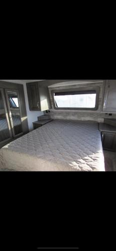 Schlafzimmer mit einem großen Bett und einem Fenster in der Unterkunft Small Paradise in Indiantown