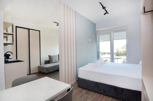 Schlafzimmer mit einem Bett, einem Schreibtisch und einem Stuhl in der Unterkunft Leon Luxury Apartments in Ohrid