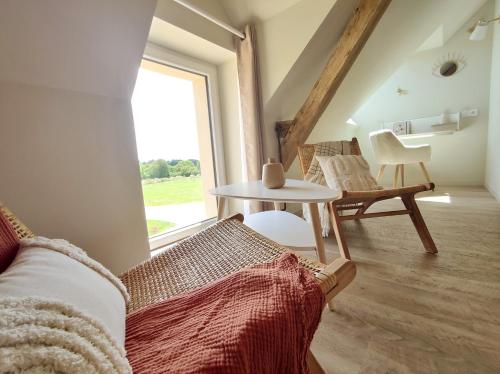 Ruang duduk di La Douce Halte - Gîtes avec Spa ou Sauna