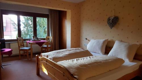 Säng eller sängar i ett rum på Gasthof zum Hirschen