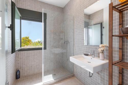 a bathroom with a sink and a glass shower at Sunshine Villa by Fidalsa in Los Montesinos