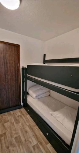 Cette chambre comprend 2 lits superposés et du parquet. dans l'établissement Appartement La Baule Le Cocon des Lilas, à La Baule