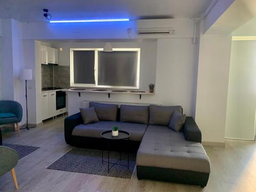 Black&White Suites في كرايوفا: غرفة معيشة مع أريكة وطاولة
