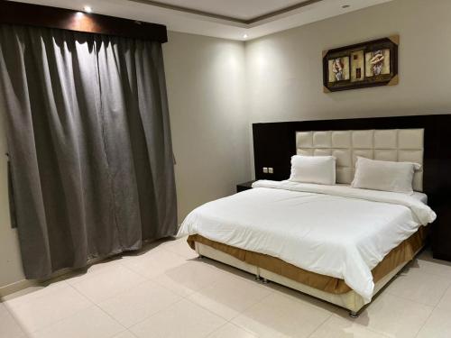una camera da letto con un letto grande e una finestra di Darina Serviced Apartments a Riyad