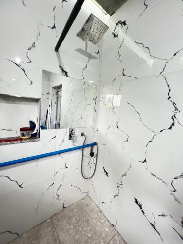 a bathroom with white marble walls and a mirror at Chateau Sukaj in Laknas