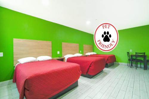 Postel nebo postele na pokoji v ubytování Plaza Motel Corpus Christi by OYO