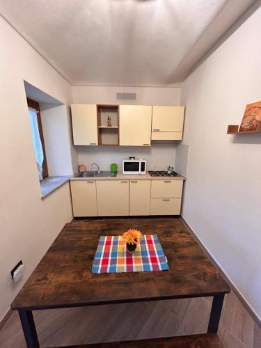 a small kitchen with a table with flowers on it at Giraluna in Demonte