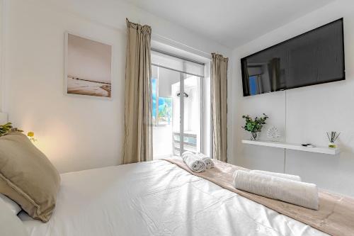 a bedroom with a bed with a tv and a window at Estudio con vistas ciudad in Puerto de la Cruz