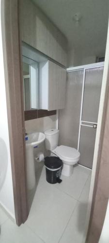 een kleine badkamer met een toilet en een wastafel bij Apartamento Loft in Bucaramanga