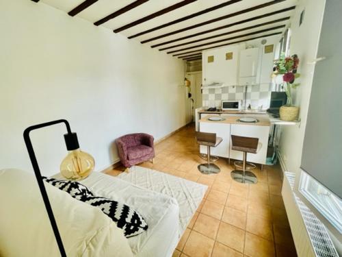 un salon avec un canapé et une cuisine dans l'établissement Appt 2 pièces 7min à pied du Stade de France, à Saint-Denis