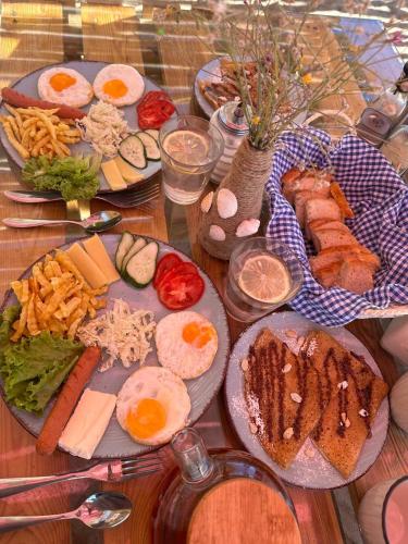 a table with many plates of food on it at Lake_glamping_ik in Tossor