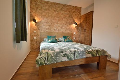 een slaapkamer met een bed met blauwe kussens bij Ginko House in Opatija