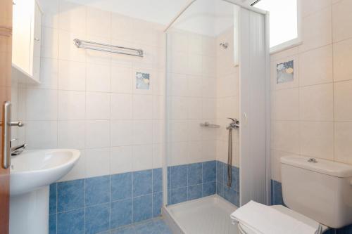 アルハンゲロスにあるStelios studiosのバスルーム(シャワー、トイレ、シンク付)