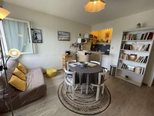 un salon avec une table et un canapé dans l'établissement Studio cosy pour 3 pers. à 100m de la plage avec lave-linge à Saint-Jean-de-Monts - FR-1-224C-51, à Saint-Jean-de-Monts