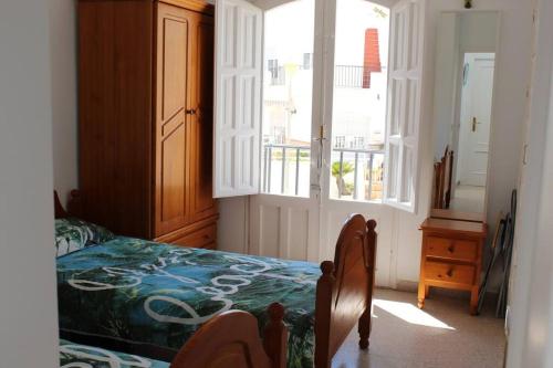 1 dormitorio con cama y ventana en Casa Wilphi - Mojacar en Mojácar