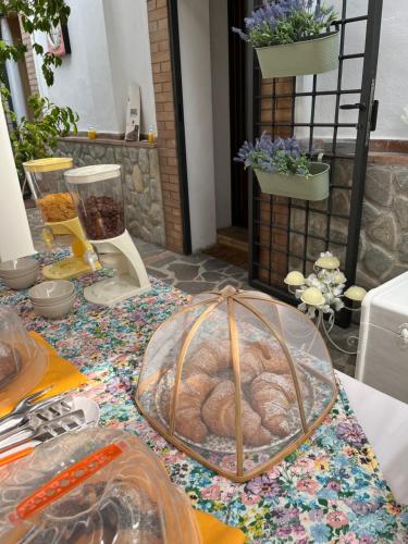 ロッサーノにあるTenuta Santa Caterinaのパンの皿を載せたテーブル