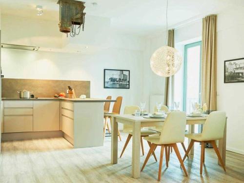 cocina y comedor con mesa y sillas en Ohlerich Speicher App_ 03, en Wismar