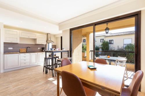 een keuken en eetkamer met een tafel en stoelen bij Beautiful furnished apartment in a private Residence with Pool in Cannes