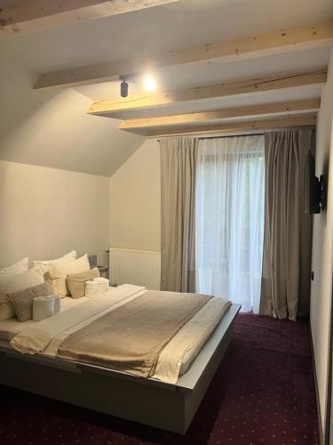 a bedroom with a large bed and a window at Garden Retreat in Bran