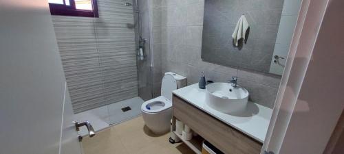 uma casa de banho branca com um WC e um lavatório em Apartamento Saldonar em Vinarós